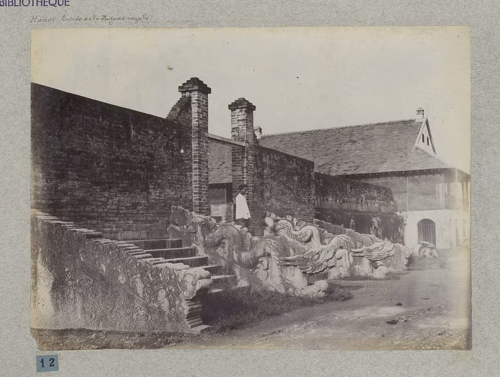 Thềm rồng điện Kính Thiên khoảng năm 1899.