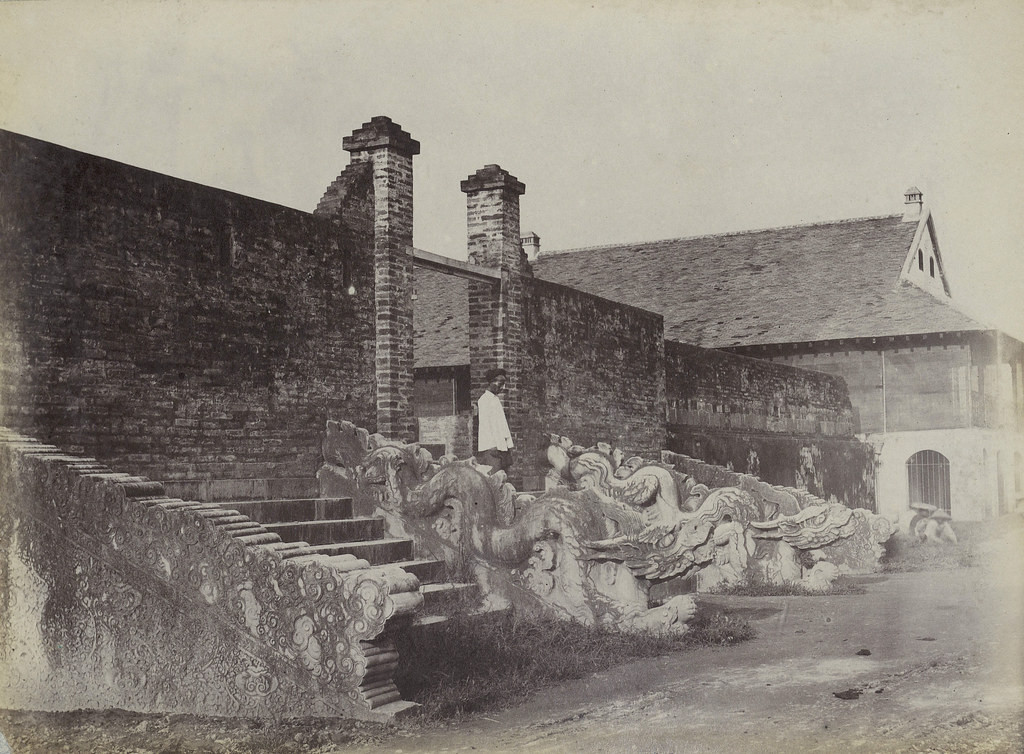 Thềm rồng điện Kính Thiên khoảng năm 1899. Thời Pháp thuộc, vào năm 1886, thực dân Pháp phá bỏ hành cung Kính Thiên và xây dựng trụ sở chỉ huy pháo binh tại đây. Ngôi nhà này được gọi là nhà Con Rồng (hay còn gọi là Long Trì), do phía trước và sau đều có rồng đá chầu.