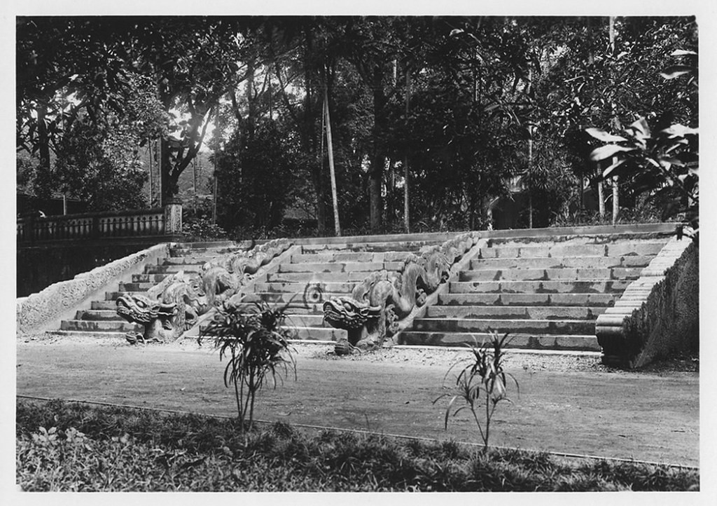 Ảnh rồng đá điện Kính Thiên trong kho dữ liệu của Viện Viễn Đông Bác Cổ Pháp. Về tổng thể, rồng có thân uốn 7 khúc, dài 5,3 mét, có mình trơn, không vảy, một đặc trưng của rồng thời Lê.