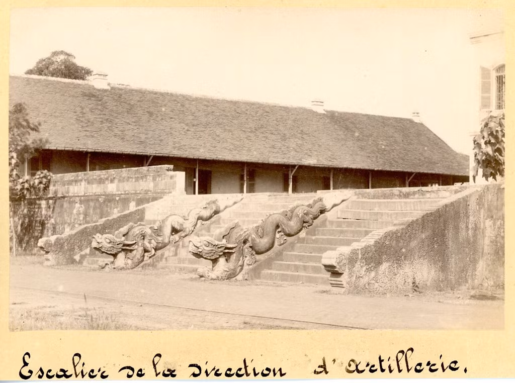 Bức ành này chụp năm 1885. Điện Kính Thiên xưa là nơi vua thiết triều và đưa ra những quyết sách cho cả dân tộc, điện Kính Thiên từng là cung điện quan trọng nhất ở Hoàng thành Thăng Long.