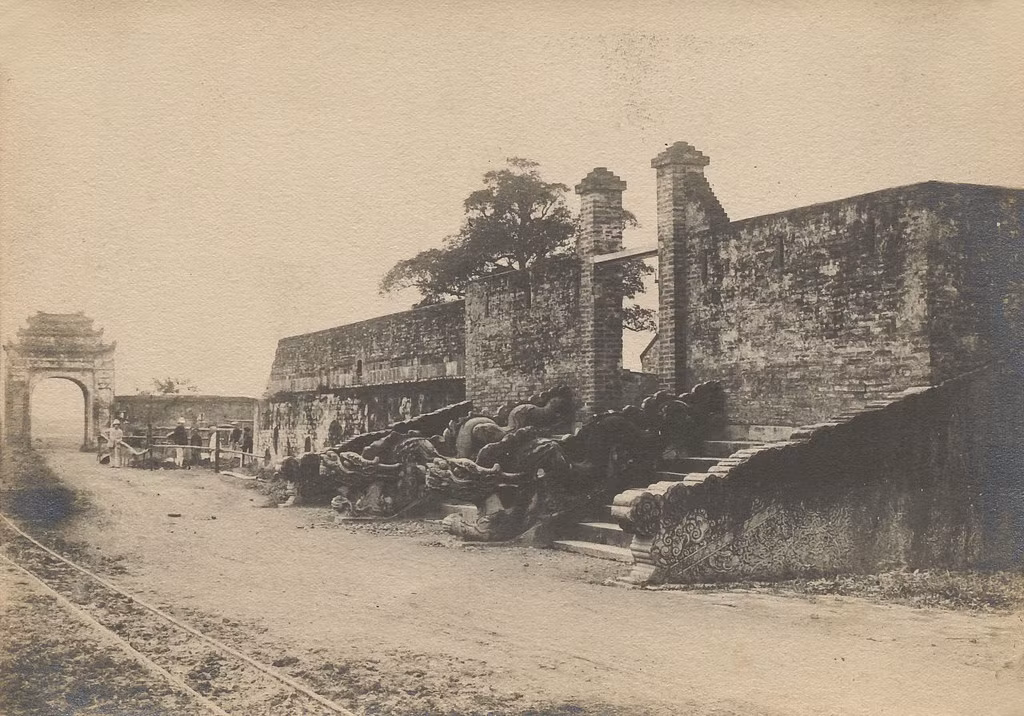 Theo “Đại Việt Sử ký toàn thư”, điện Kính Thiên được xây dựng năm 1428 đời Vua Lê Thái Tổ và hoàn thiện vào đời vua Lê Thánh Tông. Điện được xây dựng trên núi Nùng, ngay trên nền cũ của cung Càn Nguyên – Thiên An thời Lý, Trần.