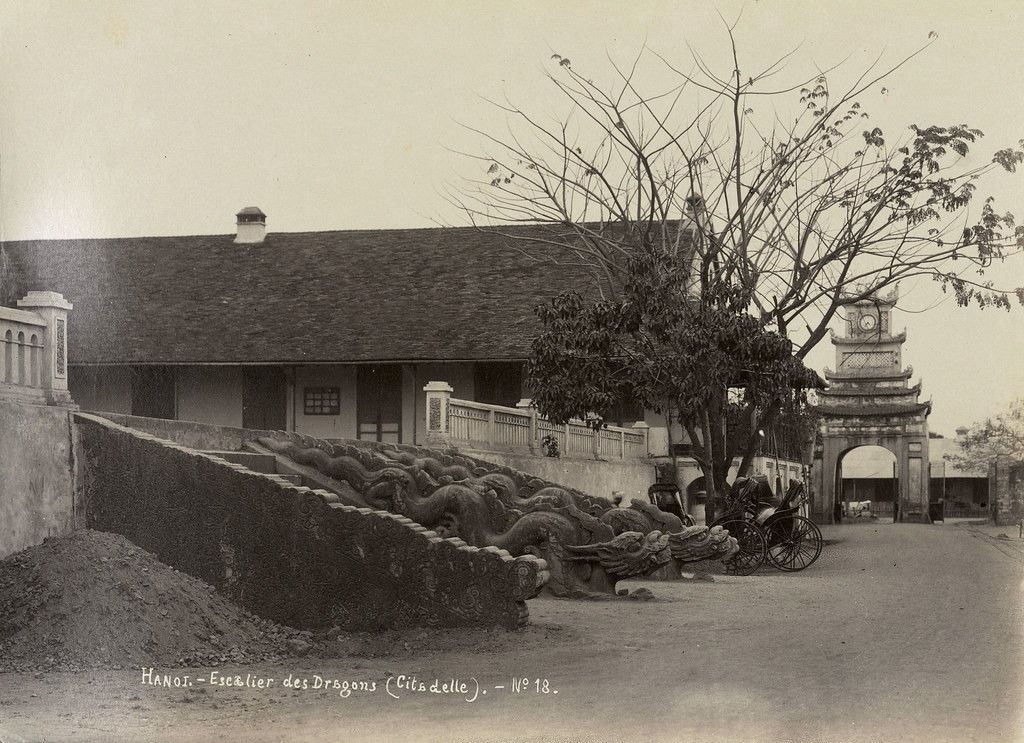 Bức ảnh này chụp khoảng năm 1890. Đầu thời Nguyễn, khi kinh đô đã chuyển vào Huế, vua Gia Long cho xây dựng khu vực điện Kính Thiên làm hành cung để vua sử dụng mỗi khi các vua nhà Nguyễn “Bắc tuần”.