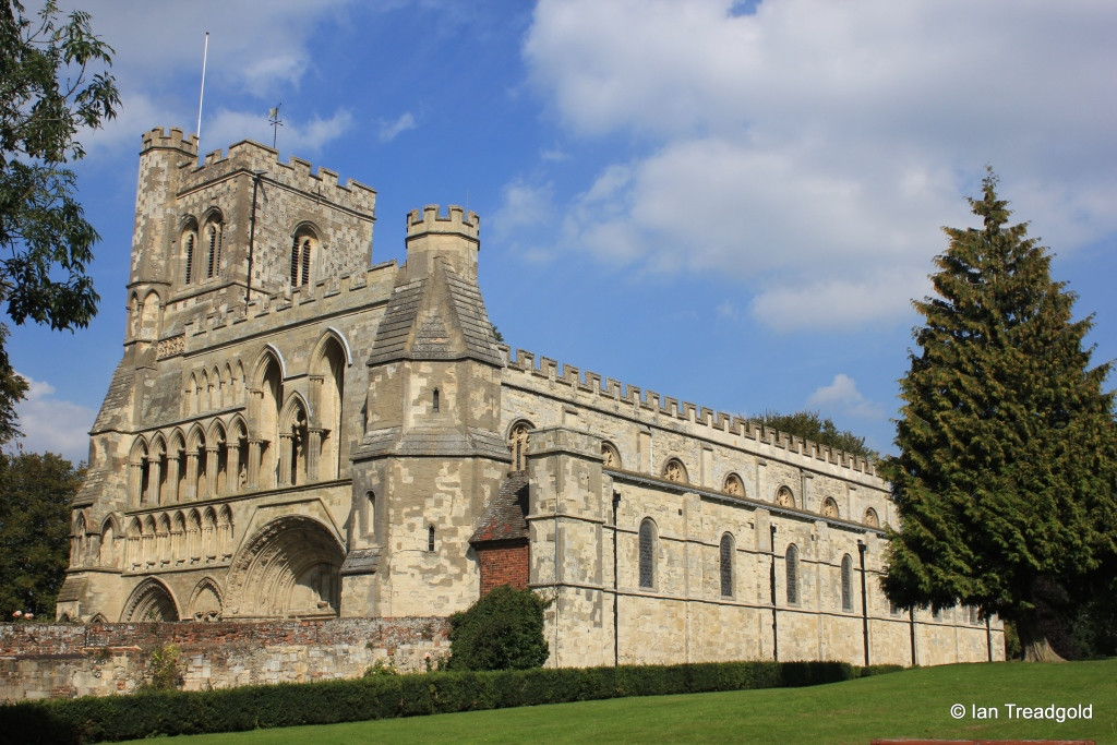 Vào năm 1283, chiếc đồng hồ “thuần cơ khí” đầu tiên đã được lắp đặt ở nhà thờ St Peter, Dunstable Priory (Anh). Chiếc đồng hồ này không chạy bằng sức nước mà dùng quả lắc làm từ khối cầu kim loại. Kể từ đó, những chiếc đồng hồ tương tự xuất hiện và liên tục được cải tiến.