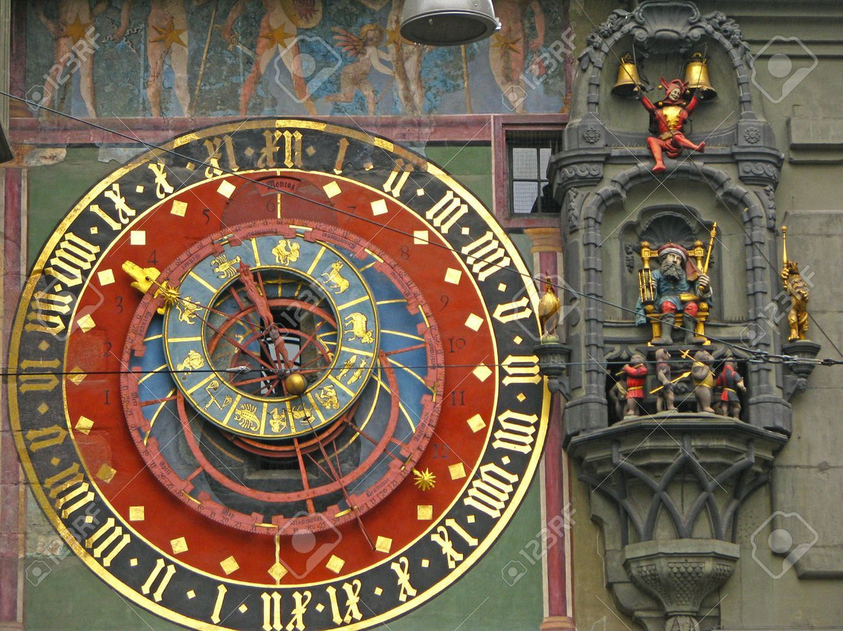 Hệ thống dây cót cho đồng hồ được phát triển vào thế kỷ 15, trở thành một bước ngoặt cho ngành chế tạo đồng hồ. Kim phút xuất hiện đầu tiên ở đồng hồ vào năm 1475. Trong thế kỷ 15 và 16, các thị trấn làm đồng hồ như Nürnberg, Augsburg (Đức), Blois (Pháp) trở nên thịnh vượng.