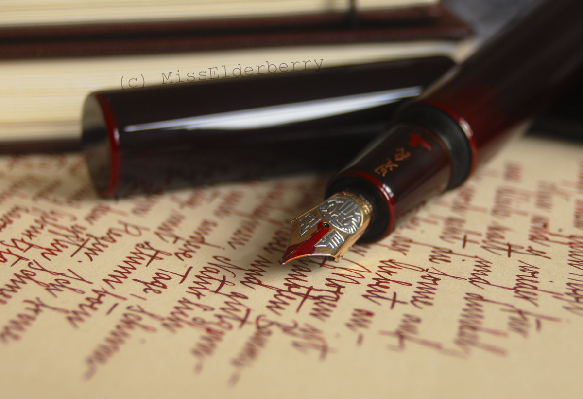  Giấy được coi là một trong những phát minh vĩ đại nhất trong lịch sử vì đã tạo nên một cuộc cách mạng trong việc thể hiện chữ viết của nhân loại. Vậy trước khi có giấy, con người viết trên chất liệu gì?