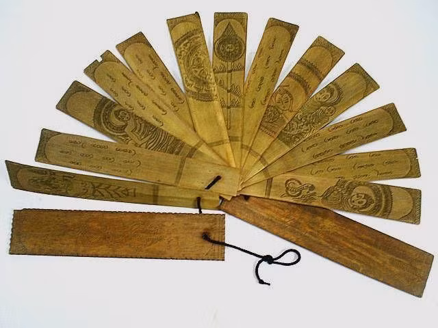 Ở La Mã, bên cạnh giấy cói, người ta dùng cả bảng bằng sáp và khắc chữ bằng cây nhọn. Ở Ấn Độ, các thẻ làm từ lá cây cọ/thốt nốt được xâu lại như một cuốn sổ viết. Người Trung Hoa thì viết trên nhiều chất liệu khác nhau như phiến đất sét, thẻ tre, tơ lụa...