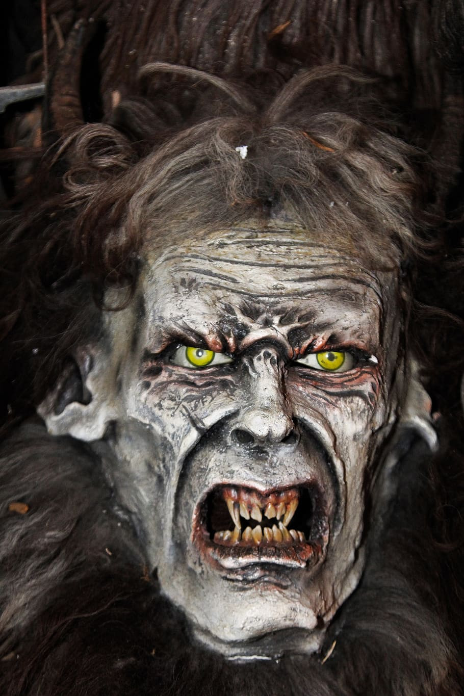 Theo câu chuyện này, các anh em tí hon nghèo khổ đến gõ cửa một nhà kia để xin ăn. Không ngờ họ rơi vào tình thế hiểm nghèo khi đó là một gia đình yêu tinh rất thích thịt trẻ con. Nhờ dùng mưu trí, các anh em thoát ra được...