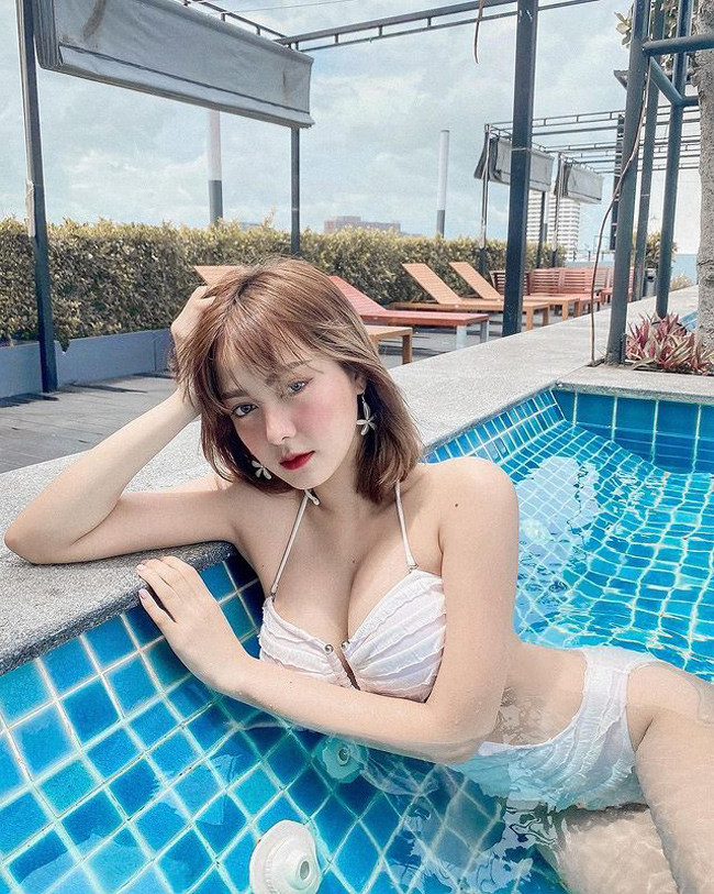 Trong cuộc sống đời thực, Pornsawan Phusua xuất hiện với hình ảnh hoàn toàn khác.