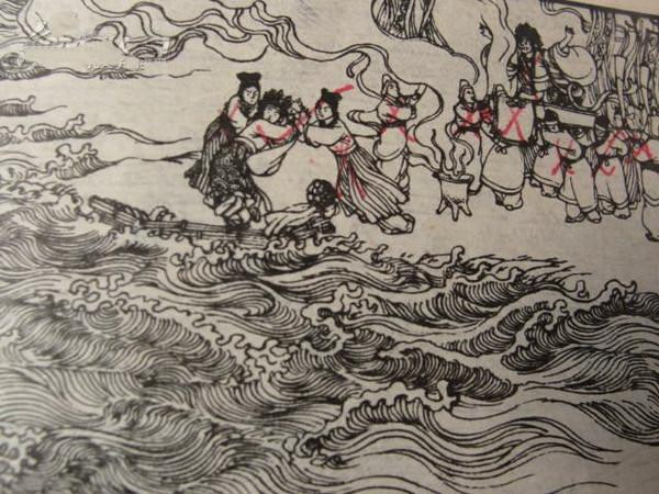 Điều này được kể lại qua một câu chuyện dân gian: Có ông quan phủ một hôm đi ngang qua địa phượng thì thấy người dân đang làm lễ hiến tế trinh nữ cho Hà Bá.