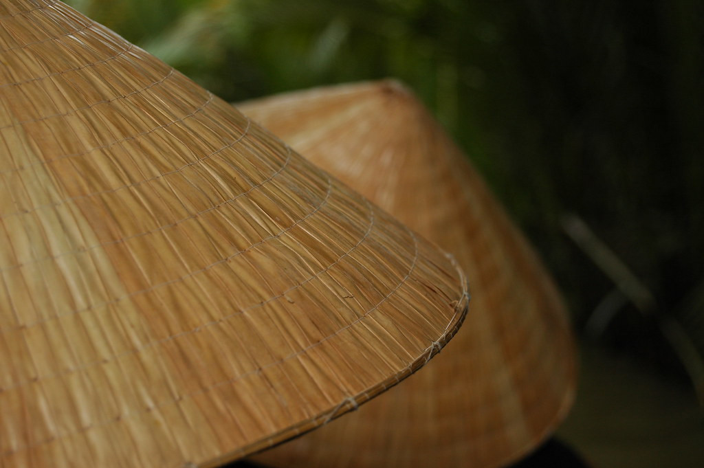 Kể từ phiên bản gốc này xuất hiện hàng ngàn năm trước, nón lá đã "tiến hóa" rất nhiều và hiện nay có nhiều biến thể. Chất liệu nón lá có thể thay đổi tùy điều kiện địa phương, nhưng người ta thường sử dụng lá cọ, bẹ cây móc và nan tre để làm chúng. Ảnh: John Hobson/Flickr.