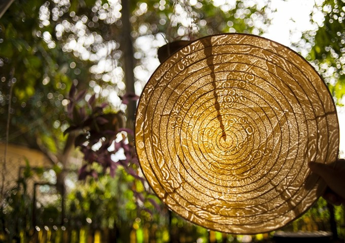 Hai loại được biết đến nhiều nhất là nón lá của làng Chuông gần Hà Nội và nón Bài Thơ của cố đô Huế. Nón Bài Thơ thường có hình ảnh lũy tre hoặc những câu thơ nằm dưới lớp lá, có thể nhìn thấy khi ánh nắng chiếu qua. Ảnh: Vietnamnews.