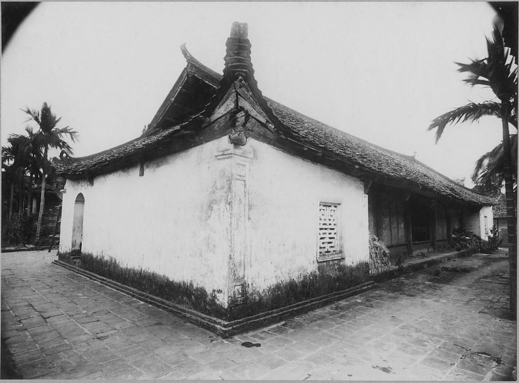 Nhà Trung nằm sau Tích Thiện Am, là nơi hội họp.