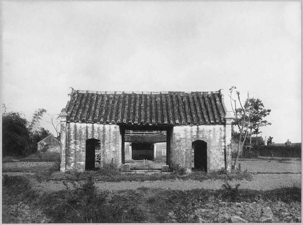 Cổng chùa Bút Tháp nhìn từ mặt chính diện, phía Nam. Phía sau cổng là lầu chuông. Trải qua nhiều thế kỷ, chùa được trùng tu vào các năm 1739, 1903, 1915, 1921 và gần đây vào năm 1992-1996. Quần thể kiến trúc của chùa còn giữ lại nhiều di tích của thế kỷ 17.