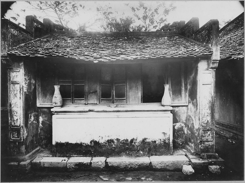 Bàn thờ Thập Điện Diêm Vương ở nhà Thiêu Hương.