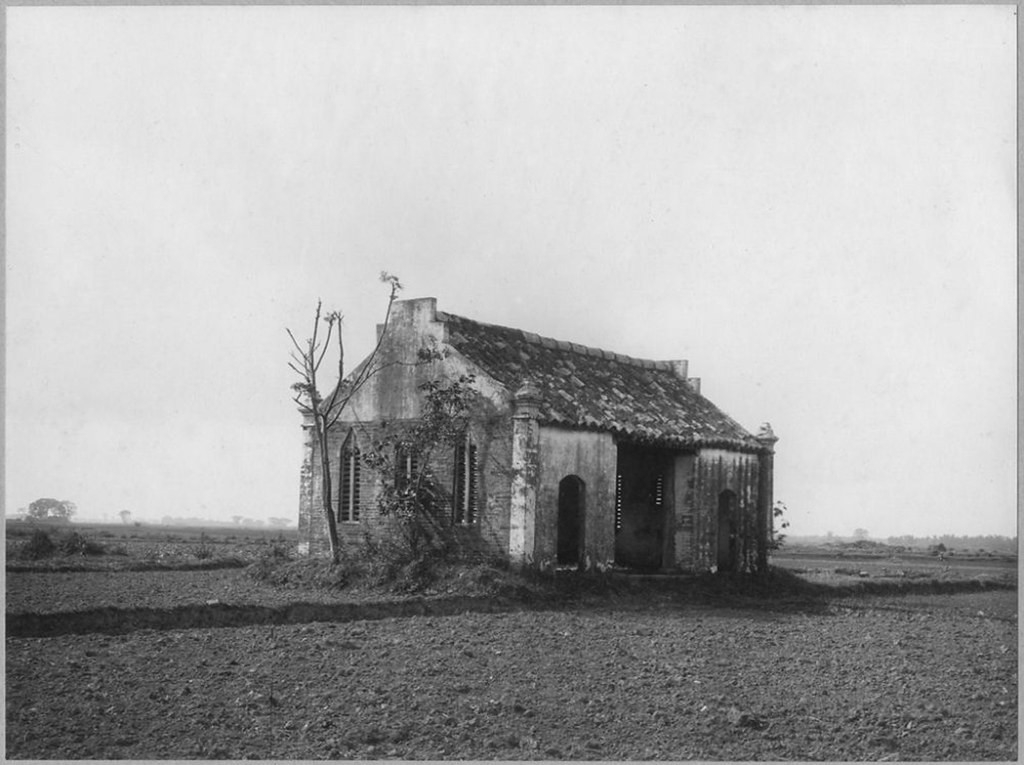 Mặt sau cổng chùa nhìn từ hướng Đông Bắc. Thời điểm một thế kỷ trước, quanh chùa là một cánh đồng hoang vu, không có nhiều nhà cửa và vườn tược như ngày nay.