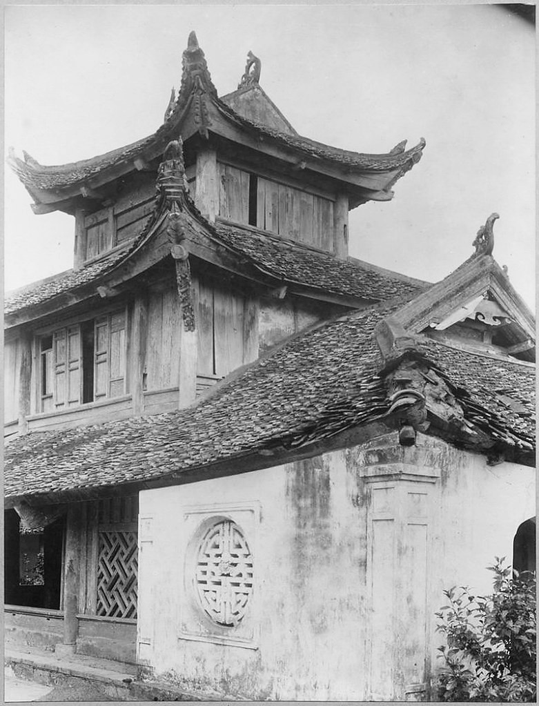 Tòa Tích Thiện Am, tòa nhà mang tính điểm nhấn của chùa Bút Tháp. Trong tòa nhà này có tháp Cửu Phâm Liên Hoa bằng gỗ bề thế.