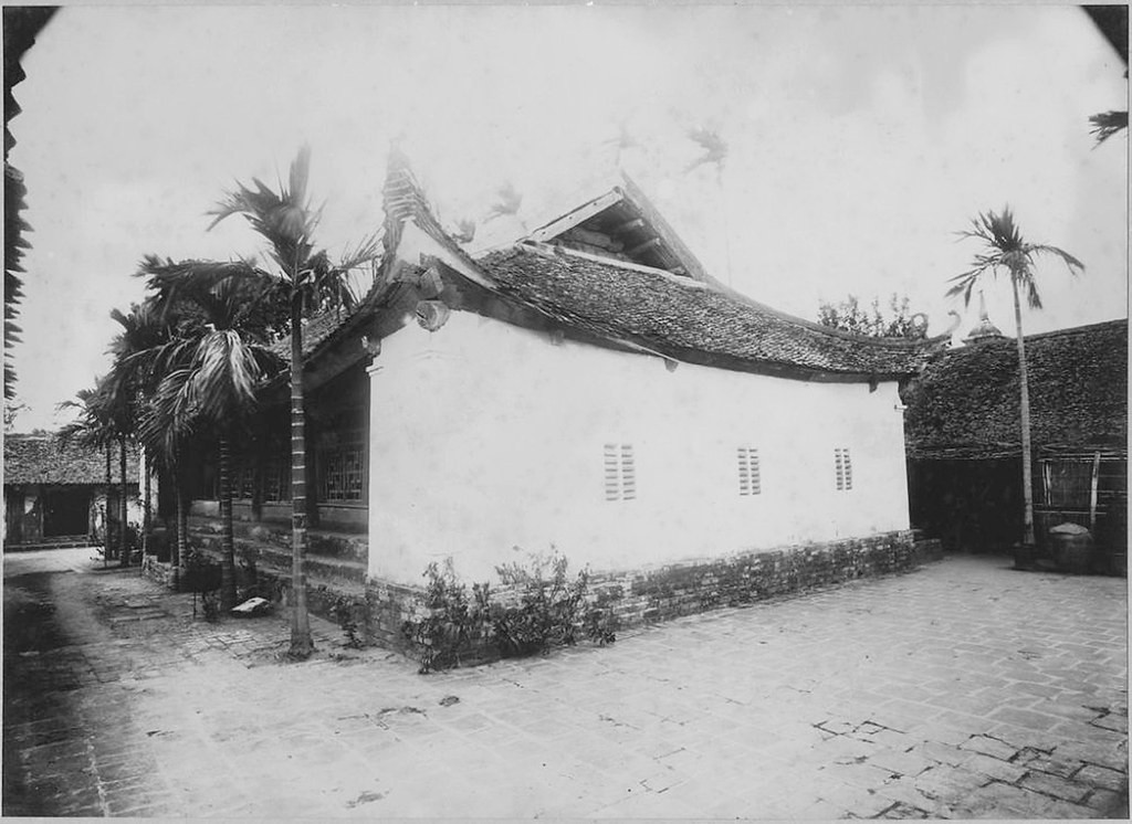 Phủ thờ nằm sau nhà Trung, là nơi thờ những người đã đóng góp tiền của, đất đai xây dựng chùa.