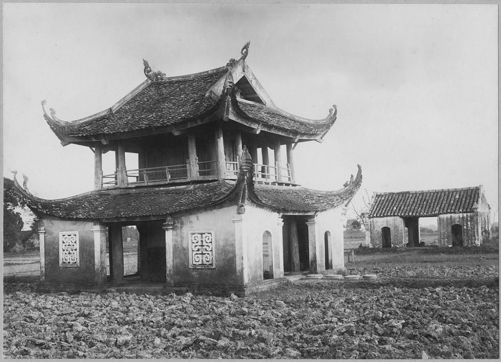 Mặt sau lầu chuông nhìn từ hướng Tây Bắc, phía xa là cổng chùa.