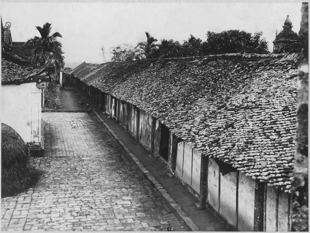 Dãy hành lang chạy dọc hai bên khuôn viên chùa, mỗi dãy có 26 gian.