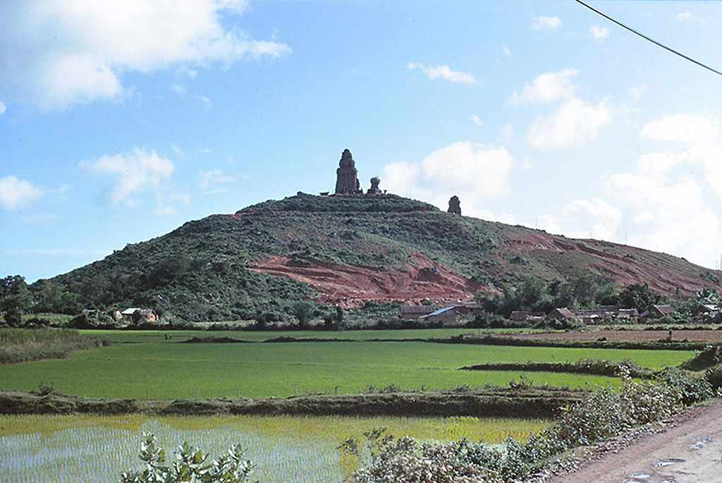 Toàn cảnh tháp Bánh Ít ở Bình Định năm 1967-1968. Đây là một trong những quần thể tháp có số lượng nhiều nhất Việt Nam. Ảnh: Wayne Hedike.