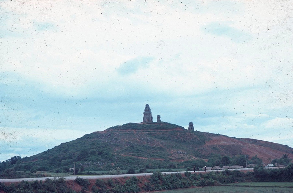 Một góc nhìn khác về tháp Bánh Ít từ phía Quốc lộ 1, 1966-1967.