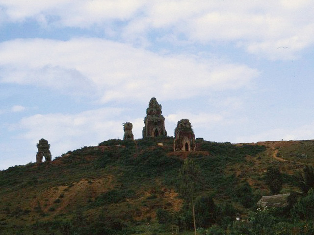 Tháp Bánh Ít năm 1979-1970. Về mặt kiến trúc, đây là nhóm tháp đại diện cho giai đoạn chuyển tiếp từ phong cách Trà Kiệu sang phong cách Bình Định. Ảnh: Grant McRorie