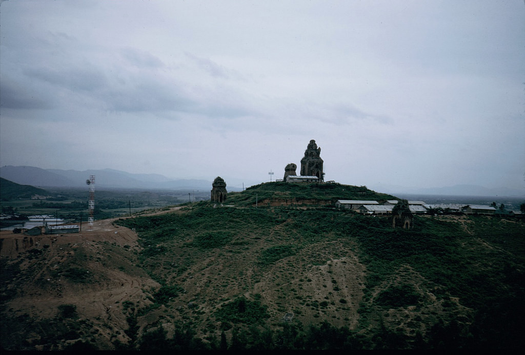 Khu đền tháp nhìn từ sườn đồi, 1971. Ngày nay khu đền tháp đã được trùng tu và khung cảnh xung quanh bớt hoang vu hơn do sự phát triển của các khu dân cư. Ảnh: Tellico.