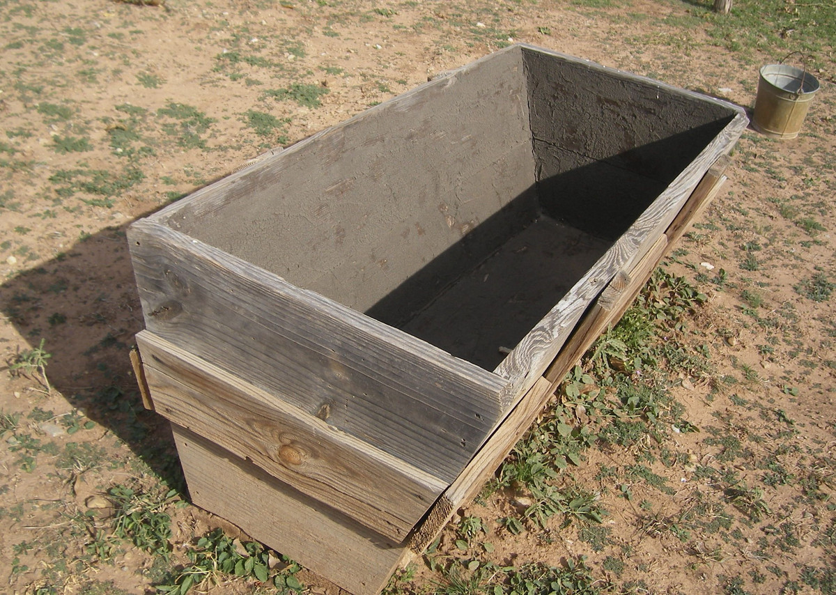 “Cạn tàu ráo máng” có thể hiểu nôm na là để cho các con vật mình nuôi chẳng có đồ ăn, nước uồng, phải chịu đói, chịu khát đến cùng kiệt.