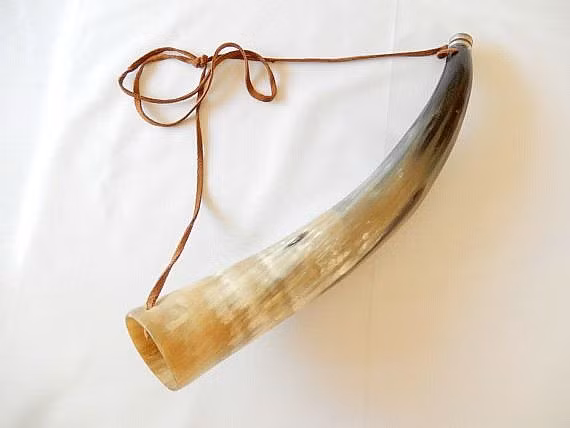 Việc phải trầy trật vác tù và đi thổi khắp làng xã của cả tổng mà lợi lộc được hưởng chẳng là bao chính là cơ sở để xuất hiện thành ngữ “ăn cơm nhà vác/thổi tù và hàng tổng”.