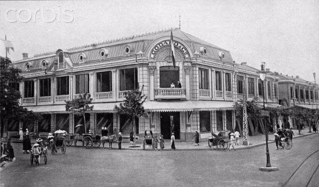 Cửa hàng bách hóa Godard trong bức ảnh chụp năm 1903. Nơi đây chuyên bán các hàng hóa cao cấp nhập khẩu từ Pháp và châu Âu.