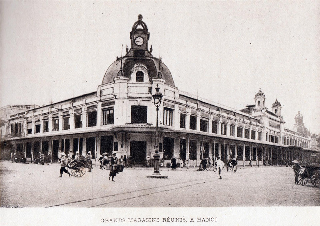 Trong bức ảnh chụp vào thập niên 1920 này, công trình đã được làm lại phần mái và đổi tên thành thương xá Grands Magasins Reunis.