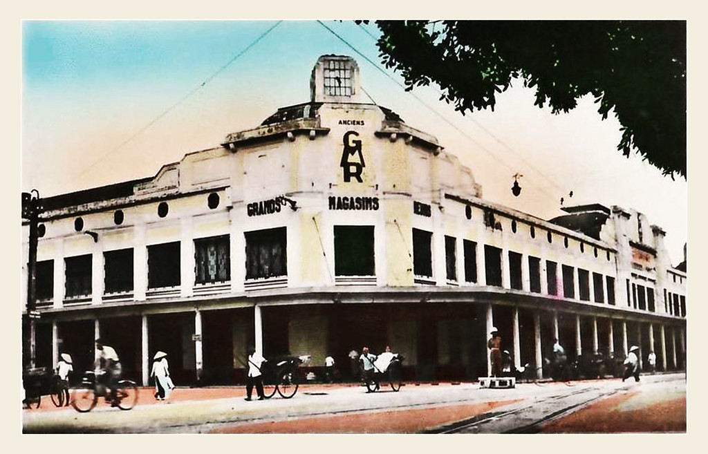 Thương xá Grands Magasins Reunis thập niên 1930 với mặt tiền đã thay đổi theo kiểu kiến trúc tân cổ điển (Néo-classique). Chữ GMR ở mặt tiền là viết tắt tên gọi của tòa nhà.