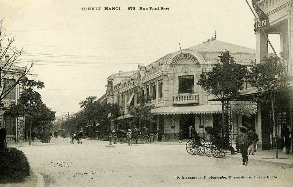 "Soi" trung tâm thương mại hoành tráng nhất Hà Nội xưa Cửa hàng bách hóa Godard (Magasins Godard) - tiền thân của TTTM Tràng Tiền Plaza - trên phố Paul Bert (nay là phố Tràng Tiền), Hà Nội đầu thế kỷ 20.