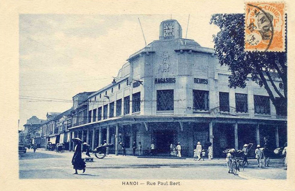 Thương xá Grands Magasins trên một bưu thiếp xưa của Pháp. Từ năm 1959, thương xá này trở thành Bách hóa Tổng hợp thành phố Hà Nội.