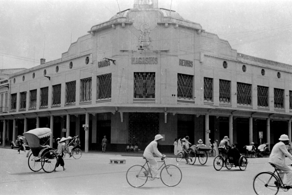 Thương xá Grands Magasins thập niên 1940 trong bức ảnh của nhiếp ảnh gia nổi tiếng Harrison Forman.