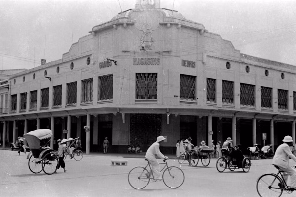 Thương xá Grands Magasins thập niên 1940 trong bức ảnh của nhiếp ảnh gia nổi tiếng Harrison Forman.