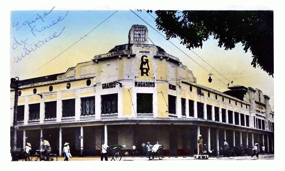 Sau đó, tòa nhà được tái thiết và đến năm 2002 hoạt động trở lại với tên gọi TTTM Tràng Tiền Plaza...