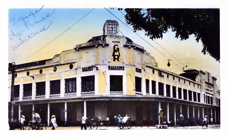 Sau đó, tòa nhà được tái thiết và đến năm 2002 hoạt động trở lại với tên gọi TTTM Tràng Tiền Plaza...