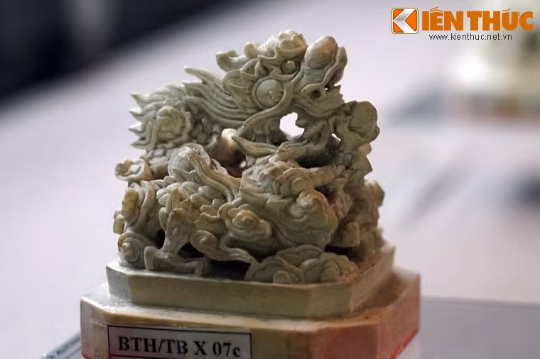 Ngoài ra, ông làm cả sách bằng chữ Nôm để dạy cho dân dễ hiểu, điển hình như Luận Ngữ diễn ca, Thập điều, Tự học diễn ca. Ảnh: Ấn ngà "Hóa cửu thành đạo" (Dạy lâu thì thành đạo) của vua Tự Đức, Bảo tàng Cổ vật Cung đình Huế.