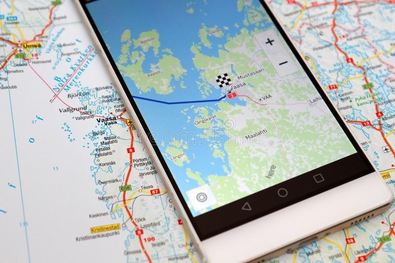 Vào thế kỷ 20 các tiến bộ trong công nghệ điện tử và vệ tinh đã dẫn đến một cuộc cách mạng bản đồ. Đến thế kỷ 21, sự phát triển của mạng internet, hệ thống định vị GPS và smartphone đã khiến bản đồ được số hóa và trở thành ứng dụng quen thuộc của hàng tỉ người trên thế giới.