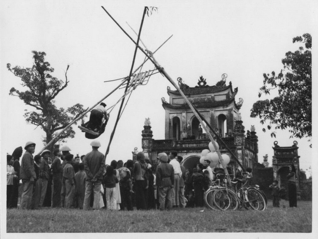 Chơi đu ở Văn Miếu - Quốc Tử Giám Hà Nội dịp Tết. Với gần 1.000 năm lịch sử, Văn Miếu - Quốc Tử Giám được coi như là trường đại học đầu tiên của Việt Nam và cũng là biểu tượng cho nền khoa cử thời phong kiến của nước ta.