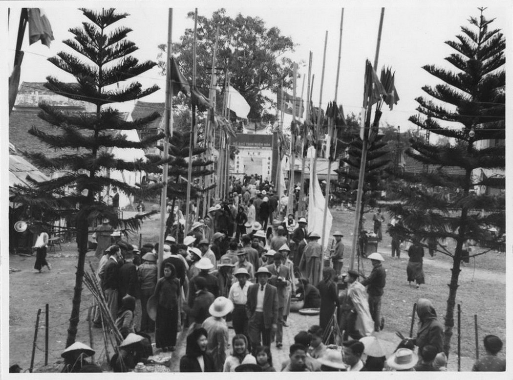 Dòng người nô nức tham gia lễ hội Tết tại gò Đống Đa. Lễ hội này được tổ chức để tưởng nhớ tới công lao vang dội của Hoàng đế Quang Trung cùng tướng lĩnh, nghĩa quân Tây Sơn và những người con đất Việt đã anh dũng chiến đấu, hy sinh chống giặc ngoại xâm.