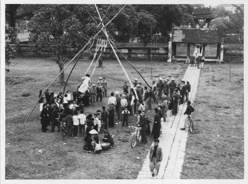 Cảnh người dân chơi đánh đu nhìn từ trên Văn Miếu Môn. Không chỉ là một di tích lịch sử quan trọng, Văn Miếu - Quốc Tử Giám còn là địa điểm du xuân được người Hà Nội ưa thích từ xưa đến nay.