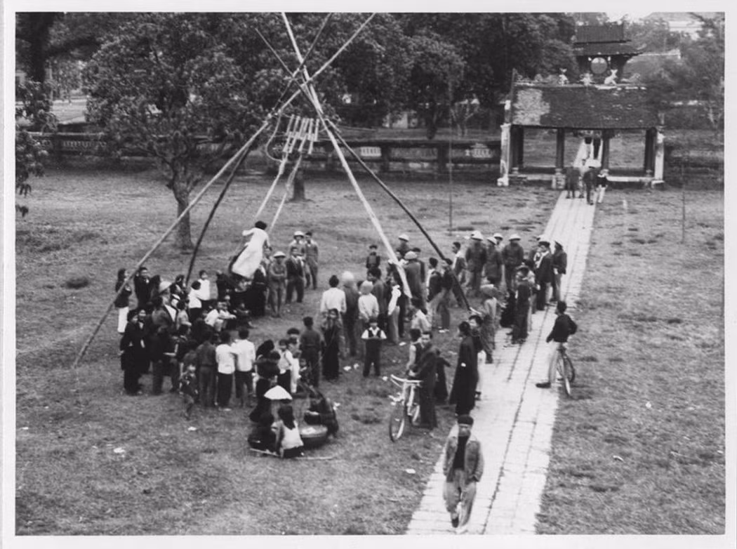 Cảnh người dân chơi đánh đu nhìn từ trên Văn Miếu Môn. Không chỉ là một di tích lịch sử quan trọng, Văn Miếu - Quốc Tử Giám còn là địa điểm du xuân được người Hà Nội ưa thích từ xưa đến nay.