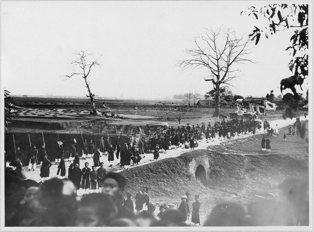 Đám rước trong hội đình ở Hà Đông ngày Tết. Hầu hết các làng quanh Hà Nội đều có những lễ hội đặc sắc vào dịp Tết Nguyên đán.