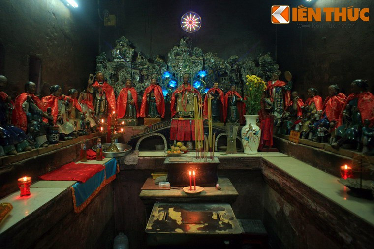 Ngày nay, các Bà Mụ được thờ cúng tại nhiều đền chùa ở khu vực Nam Bộ. Ảnh: Tượng 12 Bà Mụ tại chùa Ngọc Hoàng, quận 1, TP HCM.