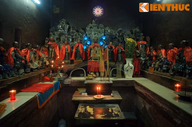 Ngày nay, các Bà Mụ được thờ cúng tại nhiều đền chùa ở khu vực Nam Bộ. Ảnh: Tượng 12 Bà Mụ tại chùa Ngọc Hoàng, quận 1, TP HCM.