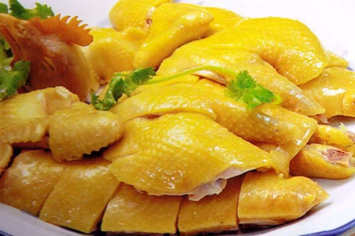 Theo cách lý giải này, "con cà, con kê" đơn giản là nói luẩn quẩn cùng một chuyện, hết con gà lại quay lại... con gà.