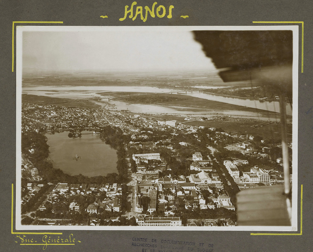 Khu vực trung tâm Hà Nội năm 1930 nhìn từ máy bay. Hồ Gươm ở bên trái, phía xa là sông Hồng và cầu Paul Doumer (cầu Long Biên).