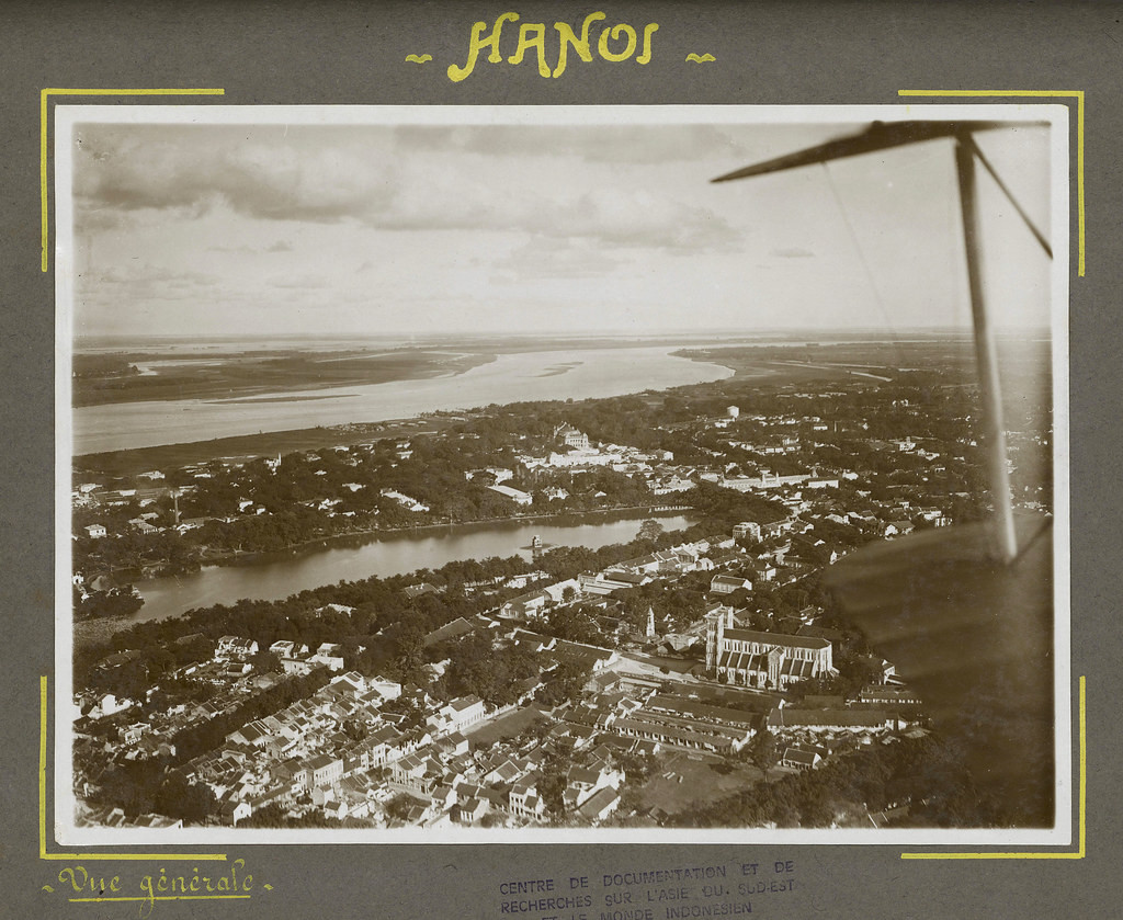 Trong ảnh này hồ Gươm ở giữa, Nhà thờ Lớn ở góc dưới bên phải, phía trên hồ Gươm là Nhà hát Lớn và sông Hồng, 1930.